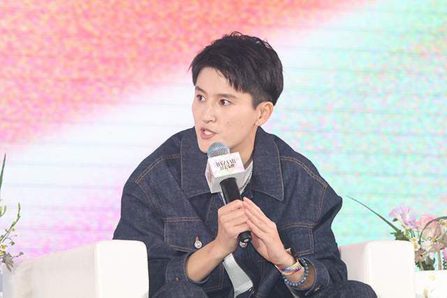 “莫扎特”在来地球的星际航行中，听到人类卫星“旅行者1号”金唱片正在播放《魔笛》，就记住了旋律，在第一次见到小天时，小天正被爸爸逼迫“练琴”，眼见就要引发一场大战之时，它信手弹起悠扬的《魔笛》旋律，解救了小天的“燃眉之急”，也当即得名“莫扎特”